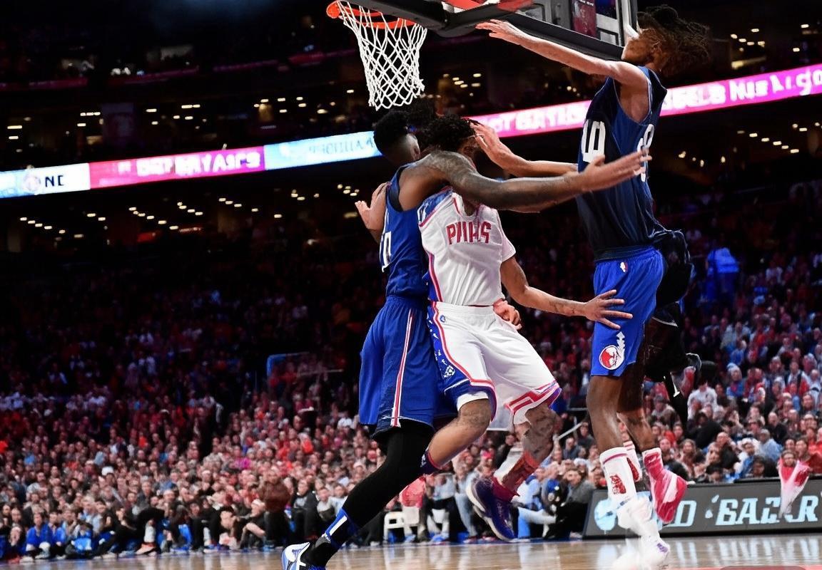 76人与篮网巅峰对决：火花瞬间与战术解析(图1)