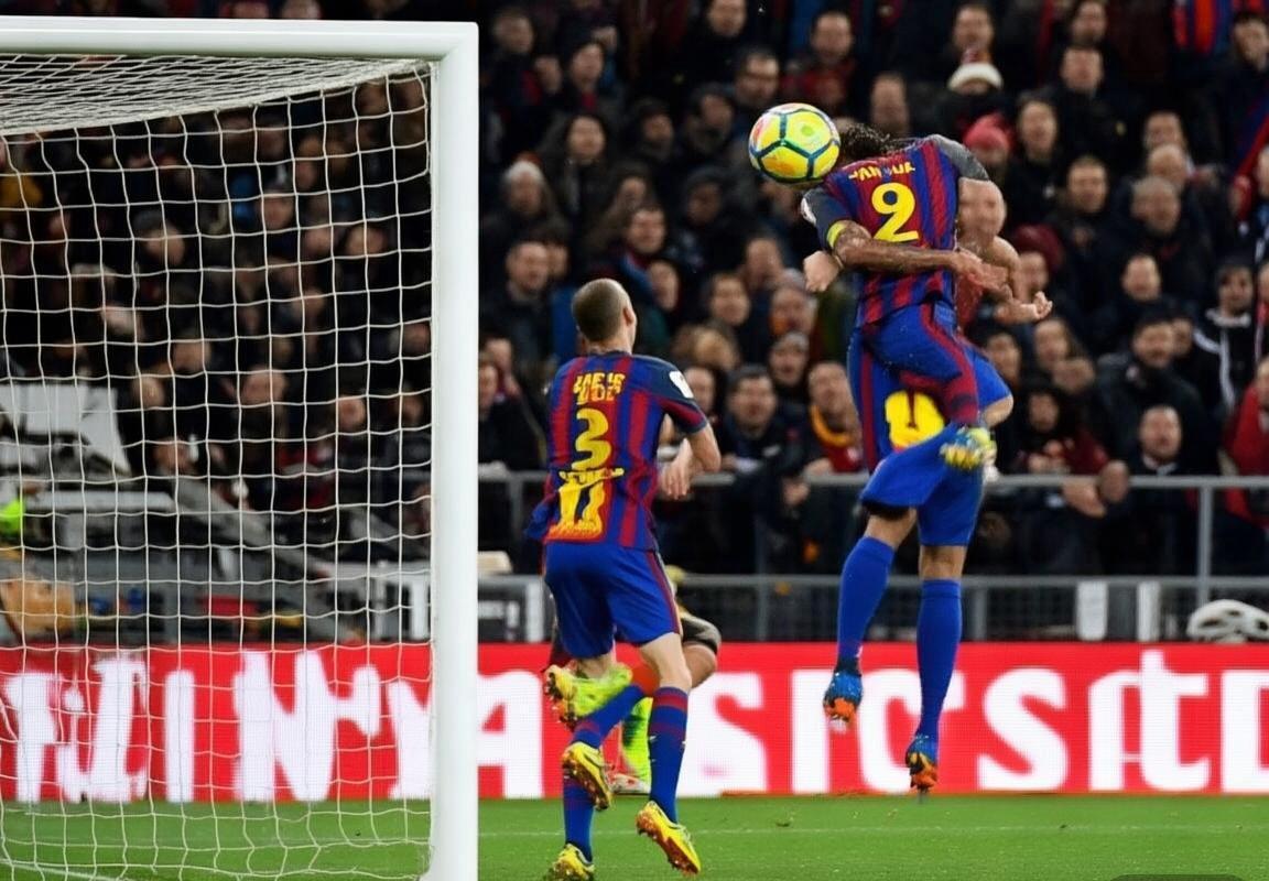 巴塞罗那VS比利亚雷亚尔：巅峰对决中的控球与反击战术解析(图2)